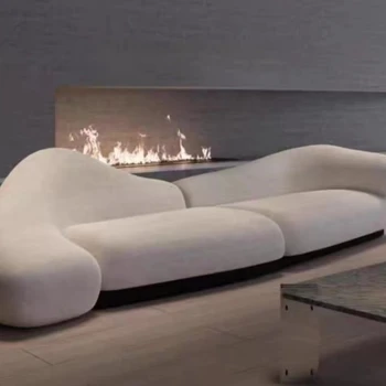 Италиански изчистен и модерен минималистичен прием в хола, кремаво стил, тих бриз, гъвкави извити директен текстилен диван