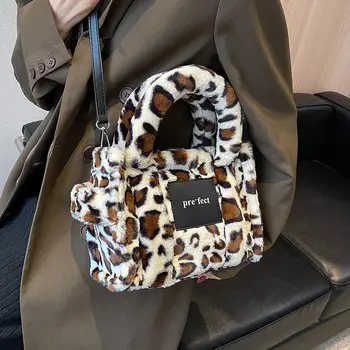 2023 Нова тенденция Дамска чанта с леопардовым принтом Сладки плюшени Ins Универсалните модни чанти през рамо за момичета Зимни ежедневни чанти през рамо